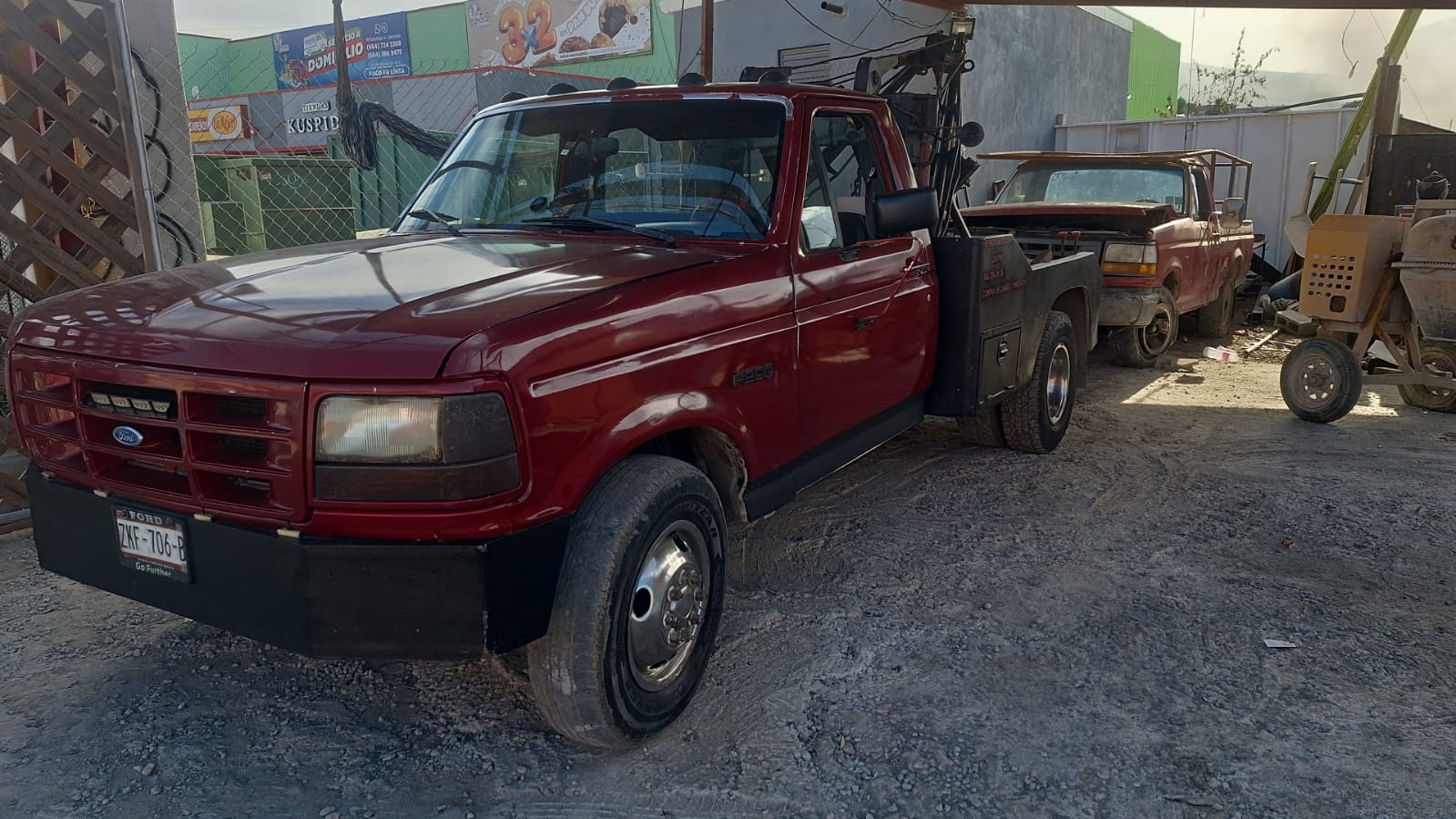 Grúa remolcando vehículo