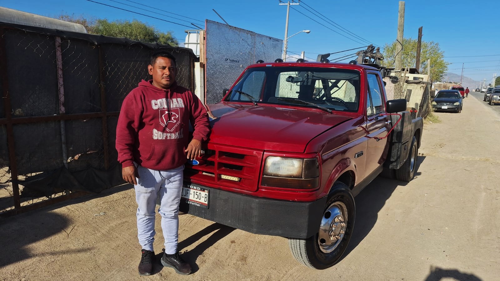 Grúa estacionada lista para servicio